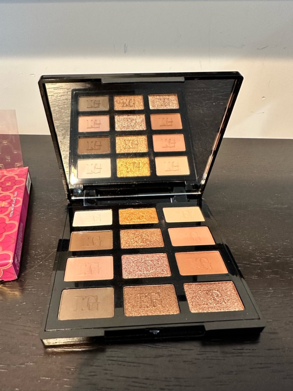 Laura Geller Nude Attitude Shift Into Neutral 12 Multi-Finish Eyeshadows - Picture 4 of 8